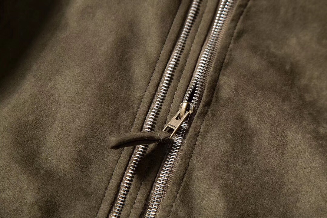 两条金属拉链  调节松紧 面料采用麂皮绒飞行夹克