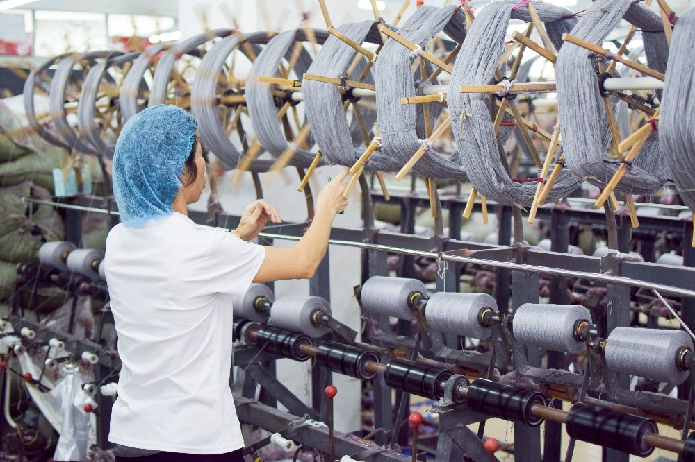 胚纱 动物纤维:羊毛;澳毛;山羊绒;羊绒;兔毛;羊驼毛 植物纤维:亚麻;麻